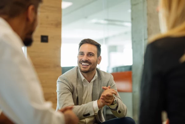 Photo d'un homme souriant