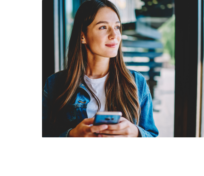 Photo d'une femme qui réfléchit avec son téléphone