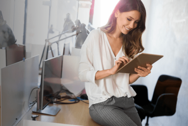 Femme qui écrit sur une tablette