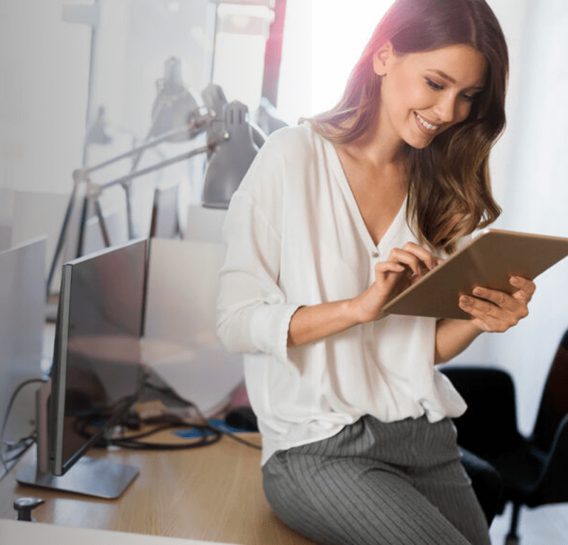 Femme qui écrit sur une tablette