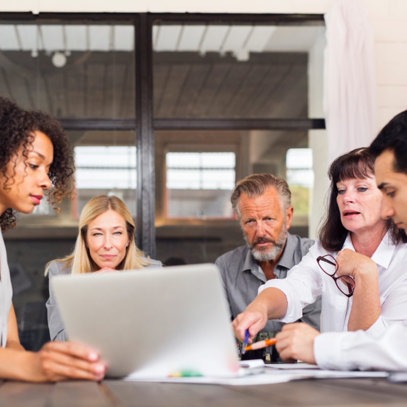 Réunion entre 5 collaborateurs