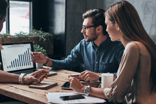 Collaborateurs qui discutent face à une diagramme