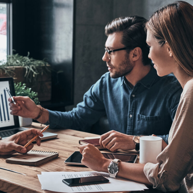 Collaborateurs qui discutent face à une diagramme