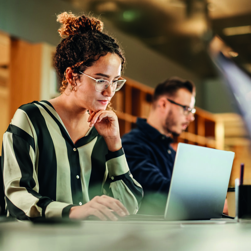 femme qui travail sur une ordinateur