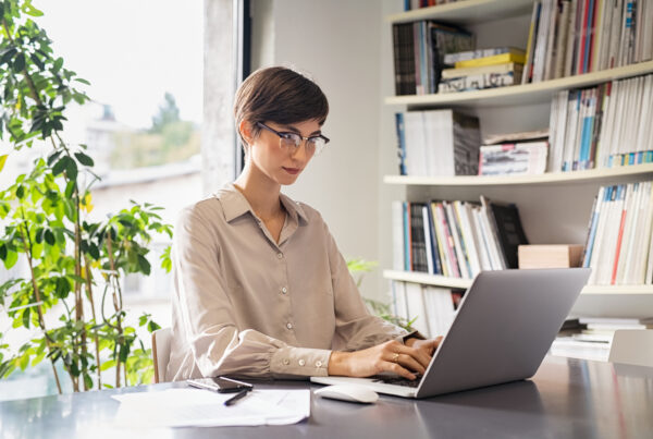 Femme qui écrit sur son ordinateur