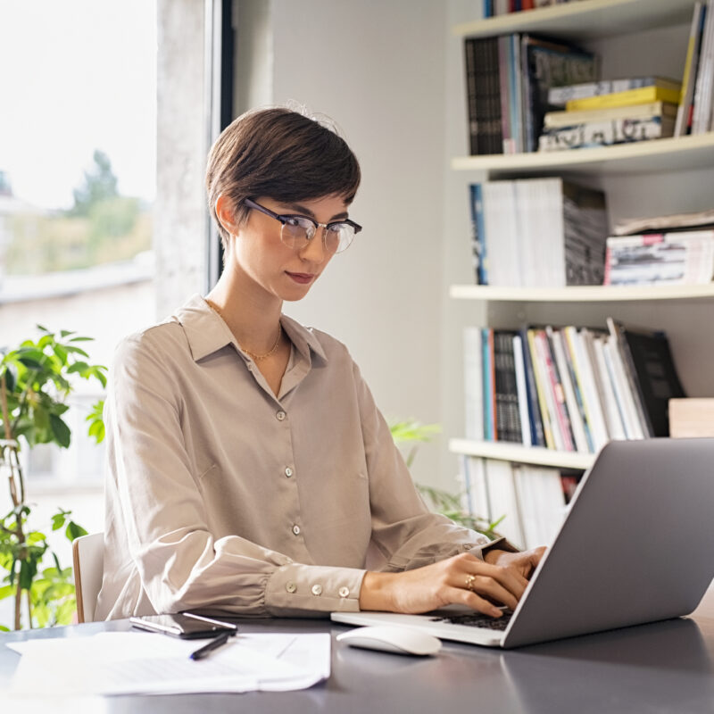 Femme qui écrit sur son ordinateur