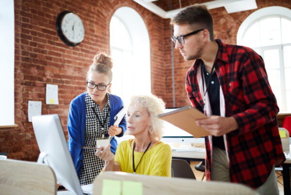 Travail d'équipe entre 3 personnes