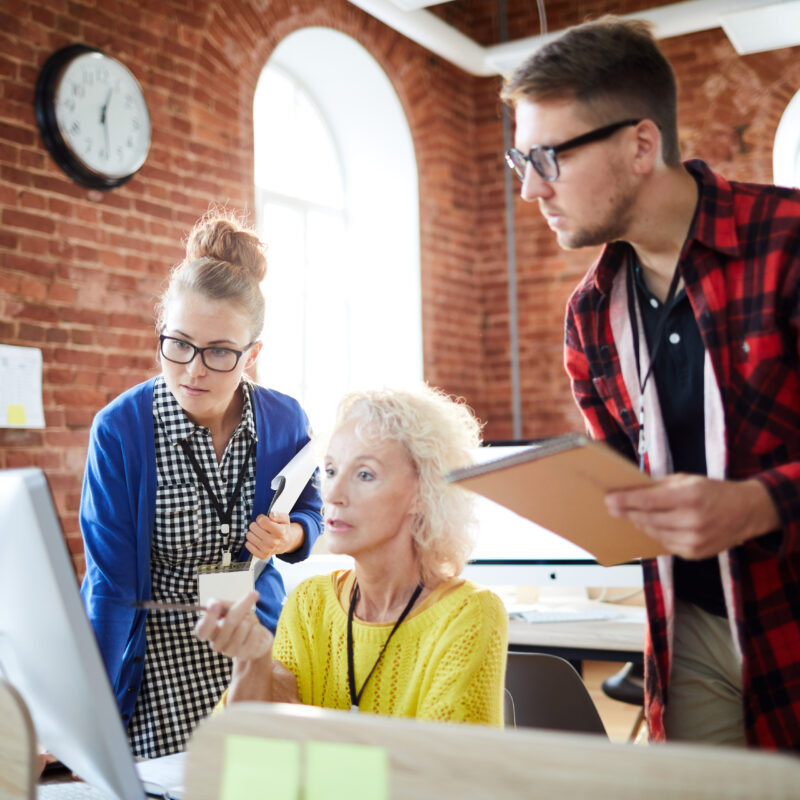 Travail d'équipe entre 3 personnes