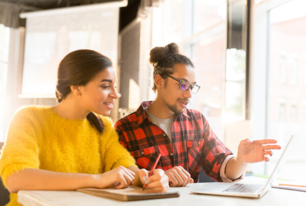 Deux personnes qui accompagnent les créateurs d’entreprise