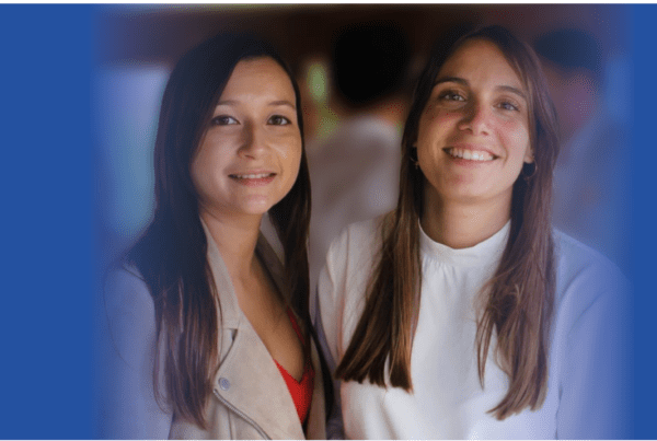 Photo de 2 femmes, arrière plan bleu