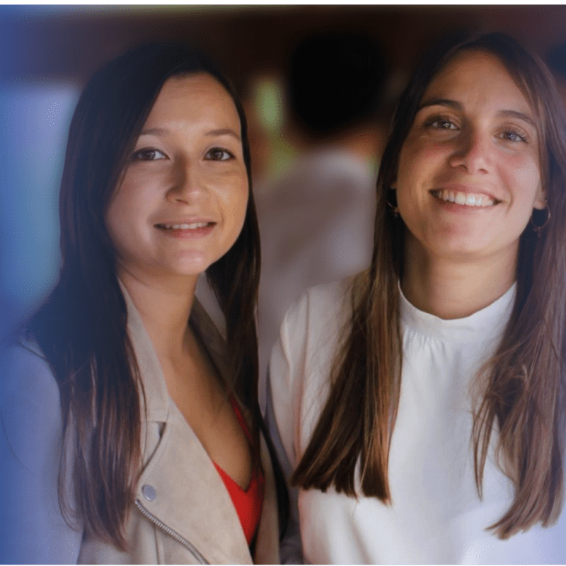 Photo de 2 femmes, arrière plan bleu