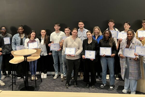 Photo d'élèves de la joliverie avec des diplomes