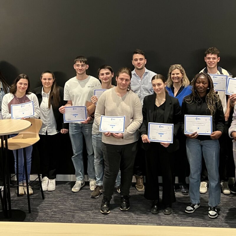 Photo d'élèves de la joliverie avec des diplomes