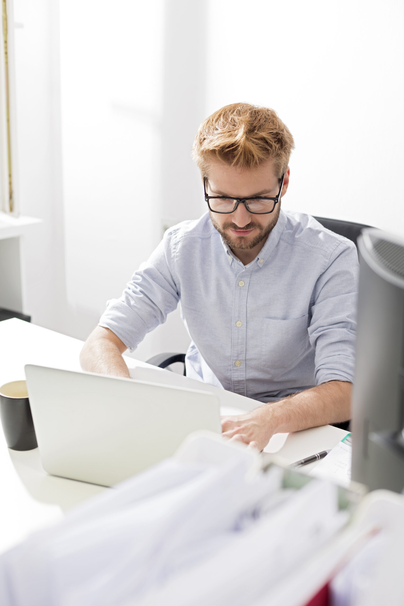 Jeune homme d'affaires utilisant un ordinateur portable au bureau