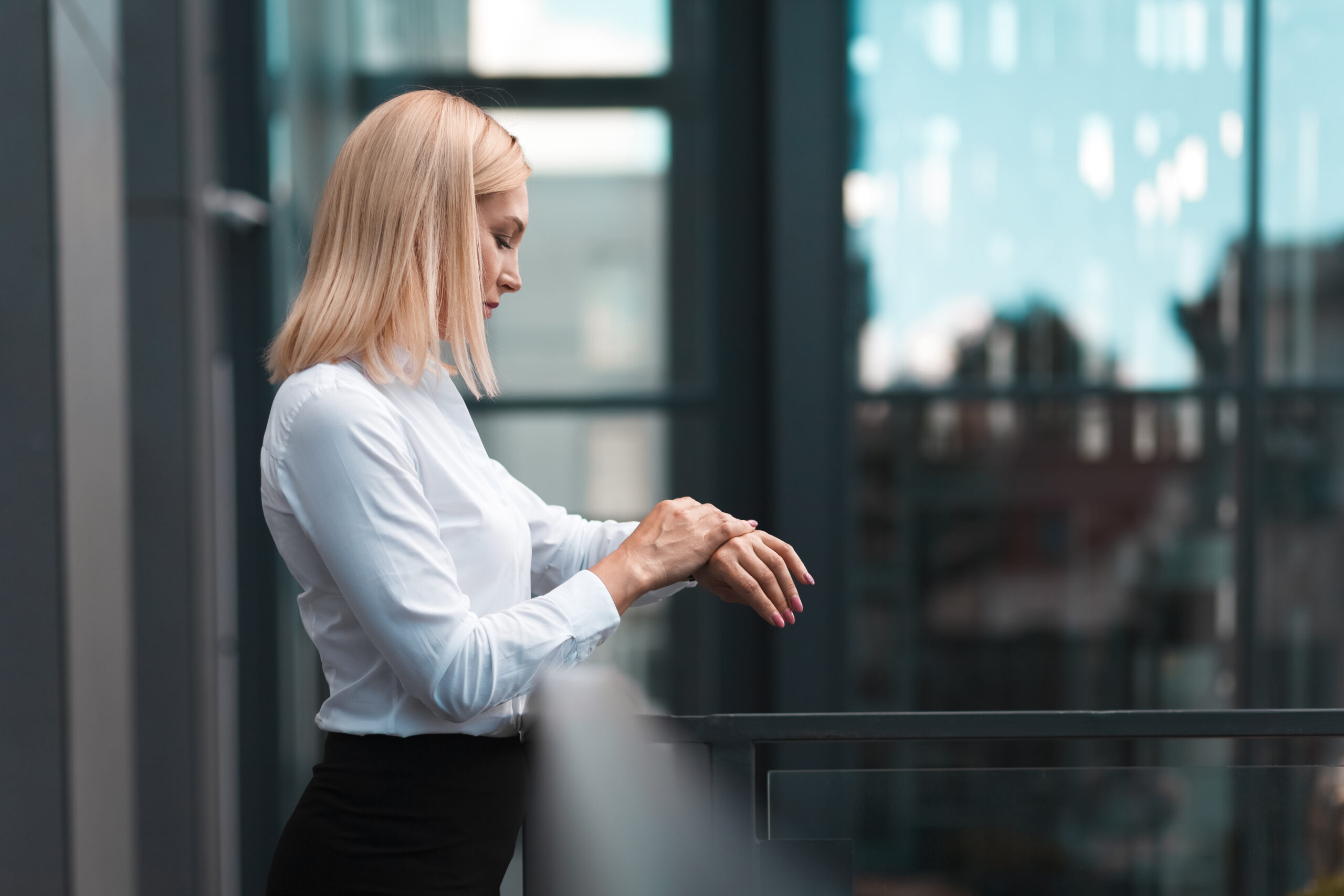 Femme regardant l'heure sur sa montre